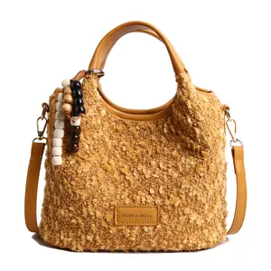 Borsa a secchiello in pile cammello con manici in pelle marrone e ciondolo in legno