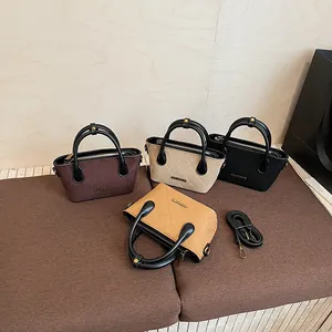 Καπιτονέ τσάντες σε τέσσερα χρώματα με λαβές και ρυθμιζόμενους ιμάντες ώμου