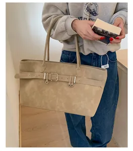 Λεπτομέρεια vintage χακί τσάντα tote με ματ υφή και λουράκι με μεταλλική αγκράφα
