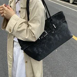 Μεγάλη vintage μαύρη τσάντα tote με ματ υφή και διακοσμητικές μεταλλικές αγκράφες