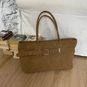 Μεγάλη vintage καφέ τσάντα tote με ματ υφή, διακοσμητική αγκράφα και λεπτά λουράκια ώμου