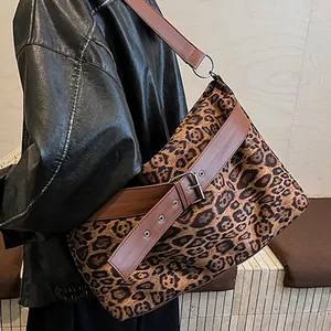 Μεγάλη τσάντα tote με λεοπάρ σχέδιο και δερμάτινα λουράκια για φθινοπωρινό στυλ