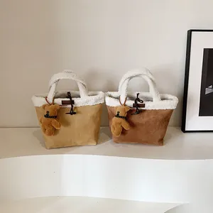Λούτρινη τσάντα bucket color-block με ξύλινο κουμπί και κρεμαστό αρκουδάκι