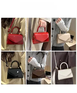 Collage de mannequins portant des sacs à bandoulière enveloppe en diverses couleurs