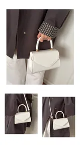 Vues détaillées d'un petit sac carré blanc structuré avec ferrures dorées et bandoulière