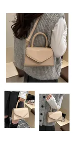 Vue détaillée du sac carré en cuir verni crème avec rabat en V et finition brillante