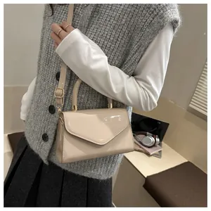 Sac à bandoulière enveloppe en cuir verni crème avec détails dorés et poignée supérieure