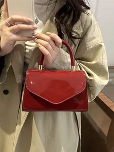 Mini sac à main en cuir verni rouge brillant avec rabat en V et poignée en arc pour femme