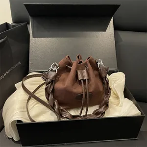 Sac Seau en Daim Vintage pour Femmes Sac à Bandoulière à Cordon de Serrage Mode Urbaine Rétro avec Poignée Tressée