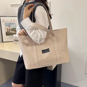Grande borsa tote in lino beige per donna con etichetta fashion e stile minimalista