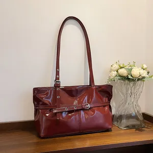 Sac Fourre-Tout Femme en Cuir PU Brillant Sac à Épaule Sous le Bras Avec Boucle de Ceinture Oeillets Métalliques Rétro