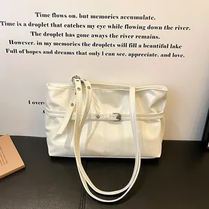 Sac fourre-tout crème brillant avec boucle métallique et double bandoulière d'épaule