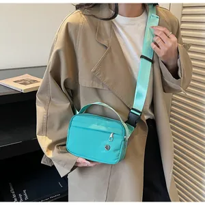 Vue détaillée de la sacoche en nylon vert menthe avec sangle réglable et finitions en métal