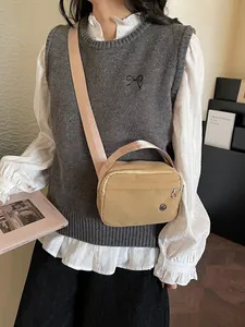 Sac bandoulière en nylon kaki pour téléphone avec sangle large et poche zippée avant