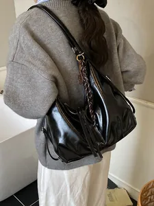Große Kapazität Glänzende PU-Leder Einkaufstasche Für Damen Vintage Hobo Schultertasche Mit Falten Und Anhänger Casual Office Handtasche