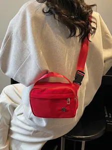 Sac à bandoulière en nylon rouge avec sangle réglable et boucle pour usage quotidien