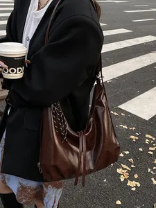 Dunkelbraune Oversize-Hobo-Tasche aus glänzendem Leder mit Riemen und Schleifendetail