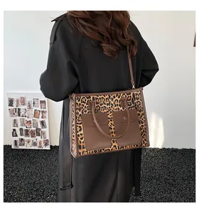 Vue détaillée du sac cabas patchwork léopard avec deux poches avant à rabat