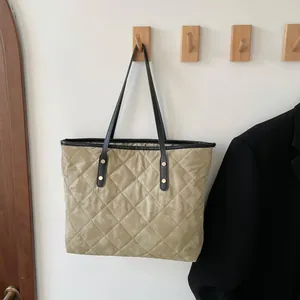 Sac cabas matelassé minimaliste kaki avec lanières en cuir noir et détails dorés