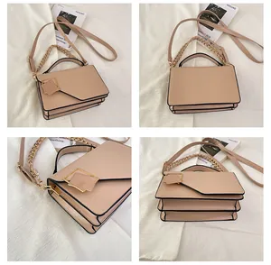 Détail macro du sac bandoulière beige avec côtés plissés et boucle géométrique