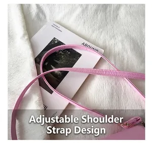 Detail der rosa Tasche aus PU-Leder mit verstellbarem Schultergurt und goldener Schnalle