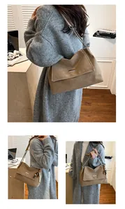 Détail du sac à bandoulière rétro kaki avec texture cuir et breloque en perles unique