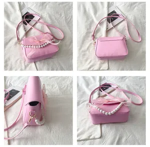 Quatre vues d'un sac rose avec bandoulière en perles et nœud en organza sur tissu blanc