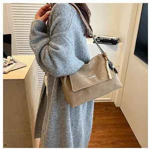 Sac Hobo en Suède Rétro Grande Capacité Sac sous le Bras Avec Chaîne et Pendentif en Perles pour Femmes Tendance Rue Sac à Bandoulière