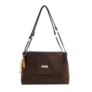 Sac sous le bras rétro marron en suède avec chaîne argentée et pendentif à perles
