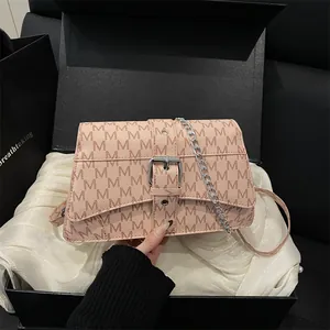 Rosa Umhängetasche mit M-Muster Monogramm in Geschenkbox mit Seidenstoff