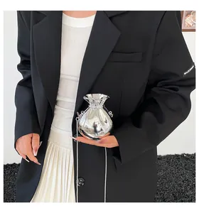 Dettaglio della borsa metallizzata argento con finitura lucida e tracolla a catena chic