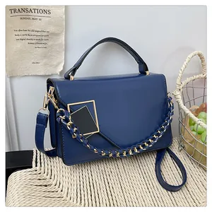 Détail du sac à main en cuir PU bleu foncé avec boucle dorée et poignée tressée