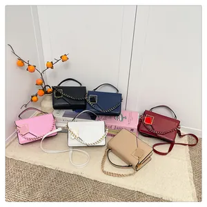 Vue détaillée de sacs à bandoulière tendance en six coloris avec chaîne dorée