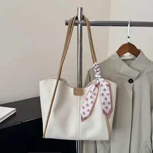 Μινιμαλιστική μεγάλη λευκή τσάντα tote με καφέ φινίρισμα και μεταξωτό μαντήλι για το χέρι