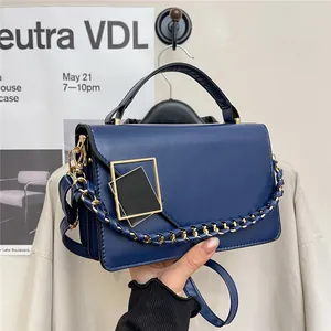 Sac Bandoulière Femme en Cuir PU Carré Sac à Bandoulière Avec Boucle en Métal et Poignée en Chaîne Sac à Main Simple Pour Le Quotidien