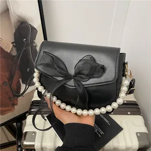 Sac à bandoulière noir élégant avec grand nœud en tulle et anse en perles au fini lisse