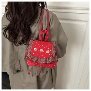 Détails du sac à dos rouge à pois avec fleurs décoratives et bordure à volants à carreaux