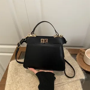 Minimalistische schwarze PU-Leder Pendlertasche mit goldener Schnalle und Gurt