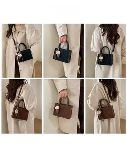 Collage aus schicken Umhängetaschen mit Leopardenmuster in Schwarz und Braun mit Anhängern