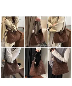 Vues détaillées d'un grand sac à bandoulière imprimé léopard porté sous différents angles
