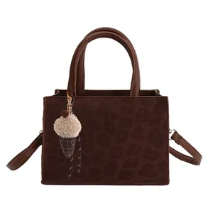 Braune Handtasche mit Leopardenmuster aus Wildleder, Rundgriffen und Eisananhänger