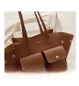 Détail d'un grand sac cabas marron avec texture grainée et poches frontales