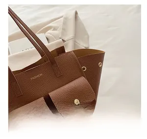 Détail du cabas en cuir grainé marron avec finitions dorées et logo fashion chic