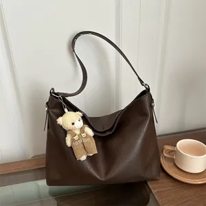 Borsa Tote in Pelle PU Retro di Grande Capacità per Donna Borsa a Spalla Tracolla Hobo Versatile Con Simpatico Ciondolo a Forma di Orso Borsa da Pendolare Quotidiana