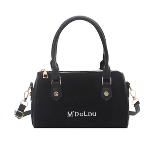 Sac Boston rétro en daim noir avec détails dorés et poignées supérieures pour femmes