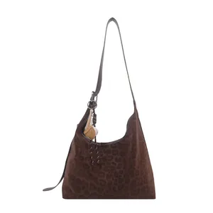 Stilvolle Hobo-Schultertasche mit braunem Leopardenmuster und kreativem Baseball-Anhänger