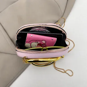 Capacité interne du sac demi-lune rose avec rangement pour téléphone et cosmétiques