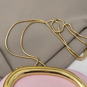 Détail de la bandoulière en chaîne serpent dorée et ferrures métalliques de haute qualité