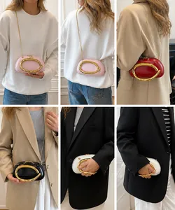 Vues multiples d'un sac bandoulière semi-circulaire avec des poignées en métal doré