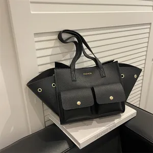 Sac cabas noir en similicuir à double poche frontale et détails dorés élégants